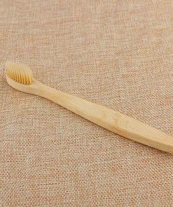 brosse à dents en bois beige