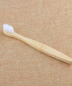 brosse à dents en bois blanc