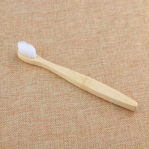 brosse à dents en bois blanc