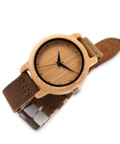 montres en bois et cuir brun